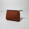 ESSENTIAL POUCH ZIPPER TOFFEE